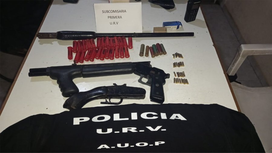 FOTO JPSF SECUESTRO. Un pistol&oacute;n calibre 14 y una escopeta calibre 20 con cartuchos; dos cajas de cartuchos calibre 16/70 y otra calibre 22.