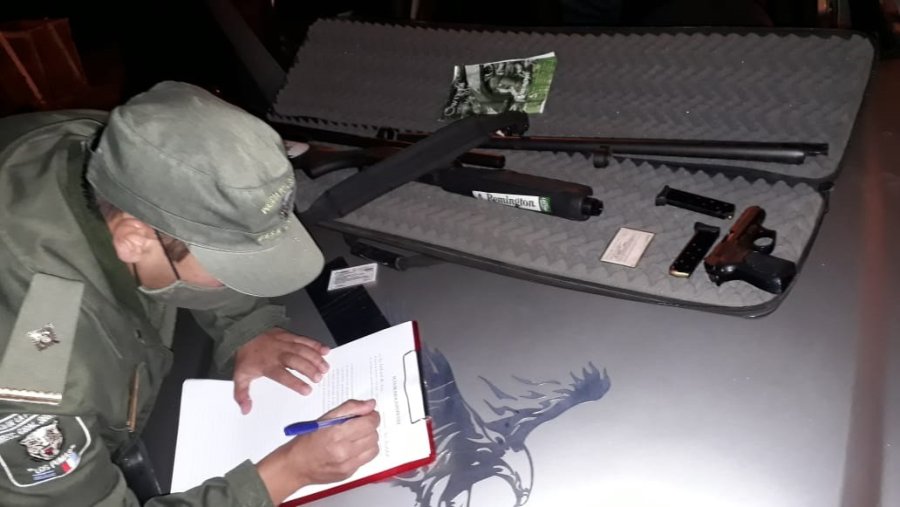 FOTO JPSF ARMAS. Una escopeta calibre 12 y una pistola semiautom&aacute;tica calibre 380, cargadas.