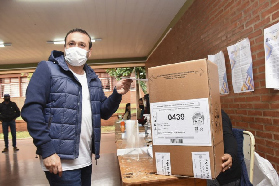 FOTO NA HERRERA AHUAD. El gobernador emite su voto.