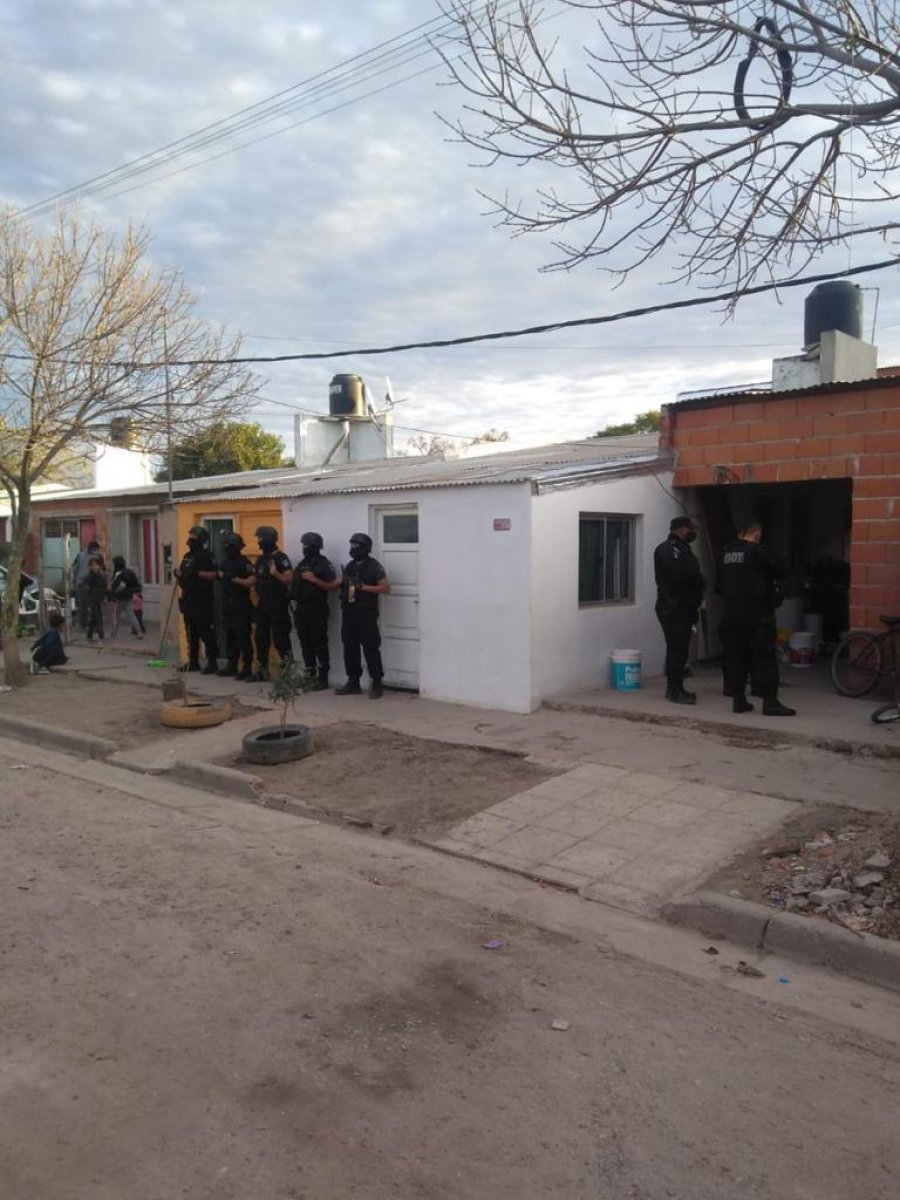 FOTO LA OPINION PROCEDIMIENTO. Fue realizado en una zona &ldquo;muy hostil&rdquo; de Sunchales.  FOTO LA OPINION BALANZA. Arroj&oacute; el peso de 139 gramos de marihuana.