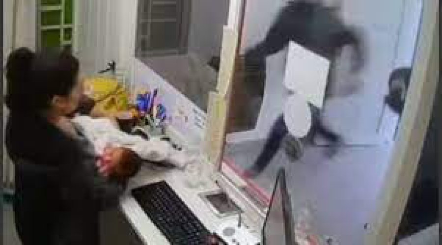 IMAGEN INTERNET MOMENTO DEL ASALTO. Qued&oacute; plasmado en una c&aacute;mara de seguridad.