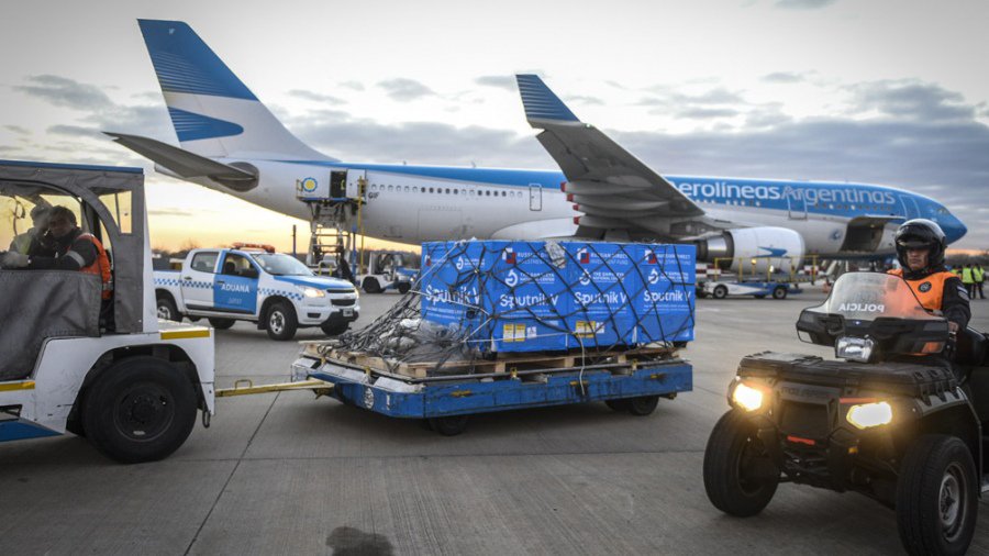 FOTO NA EN EZEIZA. Operarios descargan el env&iacute;o sanitario que lleg&oacute; de Rusia.