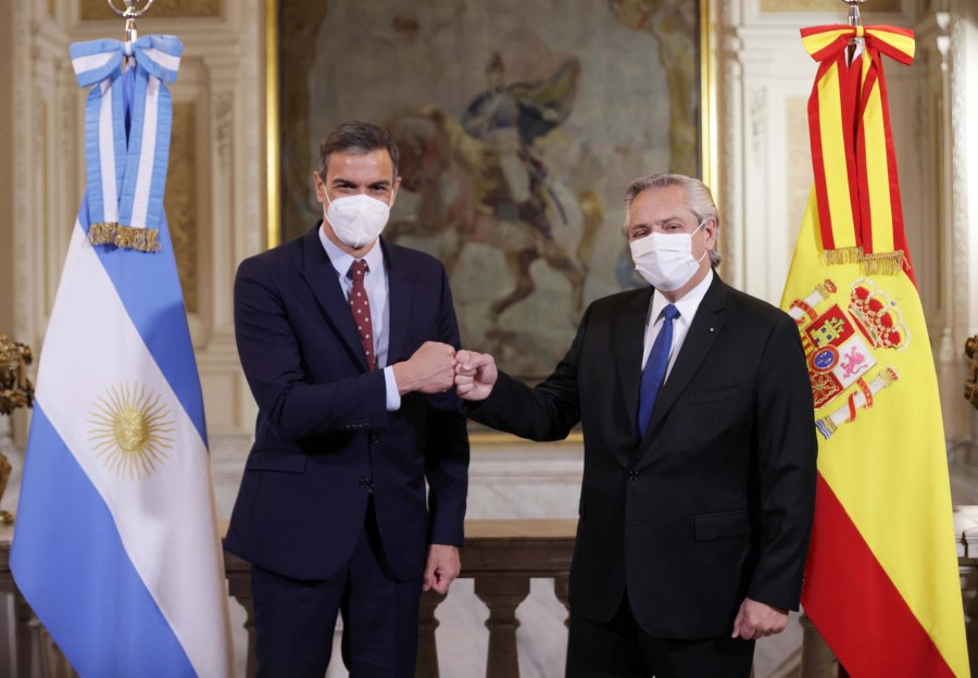 FOTO NA EN LA ROSADA. Fern&aacute;ndez junto a Pedro S&aacute;nchez.