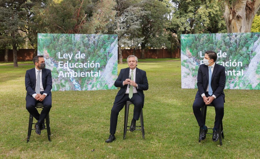 PRESENTACI&Oacute;N. El presidente de la Naci&oacute;n estuvo acompa&ntilde;ado por los ministros Juan Cabandi&eacute; y Nicol&aacute;s Trotta, con la evidente ausencia del ministro de Agricultura.