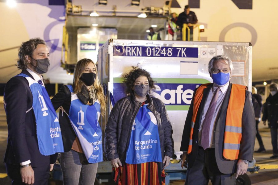 FOTO NA RECEPCION DE VACUNAS. Cafiero, Nicolini, Vizzotti y el presidente Fern&aacute;ndez en Ezeiza.