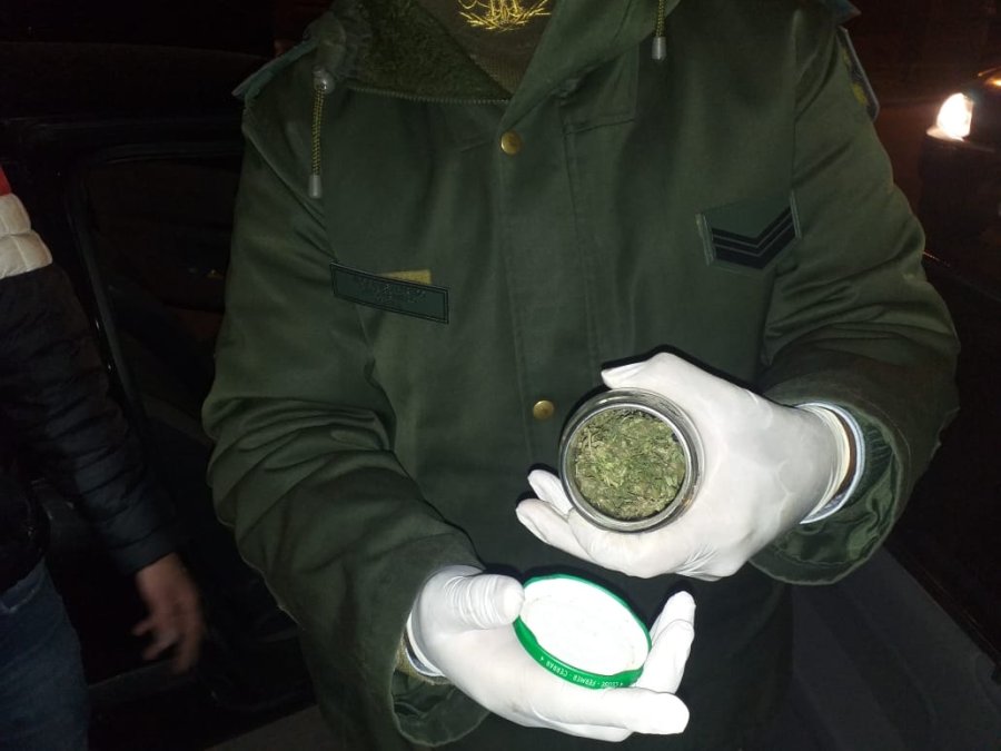 FOTO LA OPINION DOS FRASCOS. Conten&iacute;an cogollos de marihuana y fueron secuestrados.