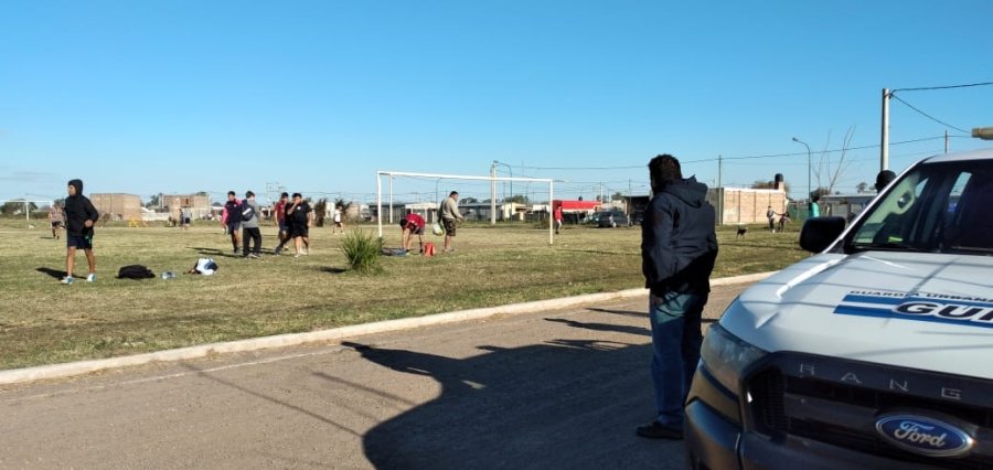 FOTO PM OTROS CONTROLES. En la tarde del s&aacute;bado se desarticularon encuentros de f&uacute;tbol y partidos de bochas.