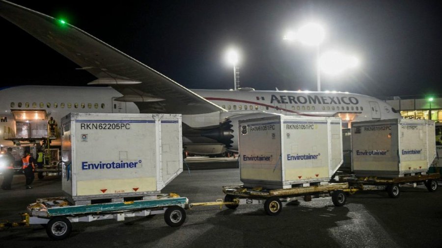 FOTO NA COVID. Argentina recibe m&aacute;s vacunas para continuar con el plan de inmunizaci&oacute;n.