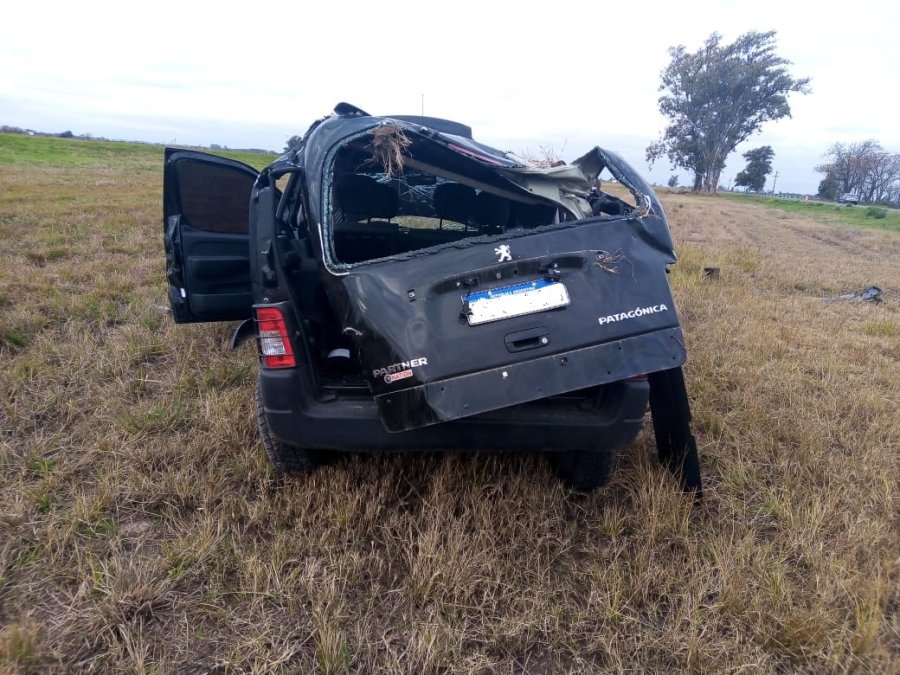 FOTO UR V PEUGEOT PARTNER. La conductora fue &uacute;nica parte. Se desconoce la mec&aacute;nica del hecho.