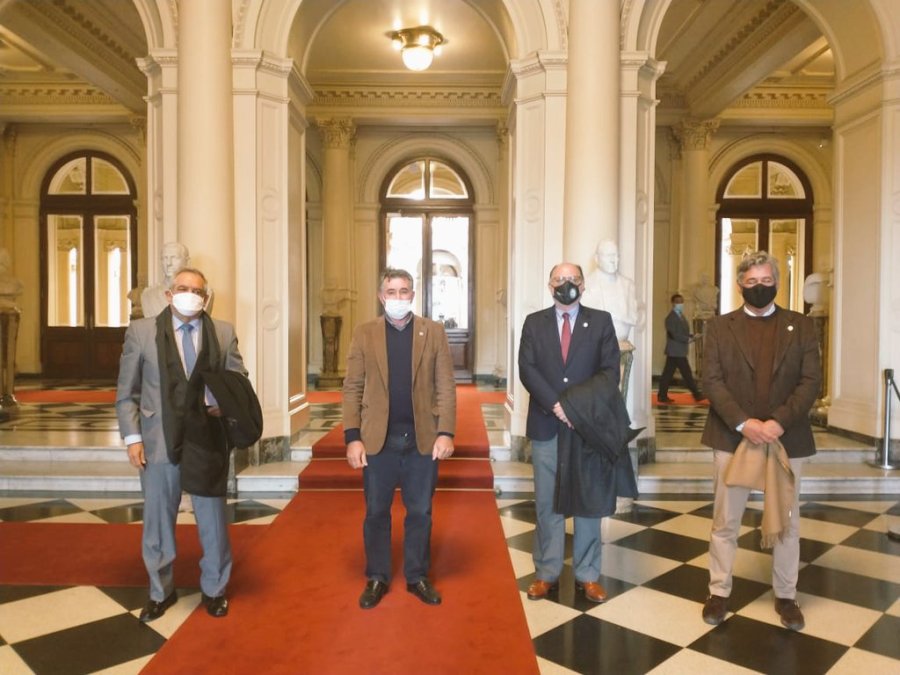 GANADER&Iacute;A. El sector rechaz&oacute; los anuncios del Gobierno y pide reglas claras para la actividad. DIRIGENTES. La Mesa de Enlace fue por primera vez a un encuentro, pero sali&oacute; disconforme.