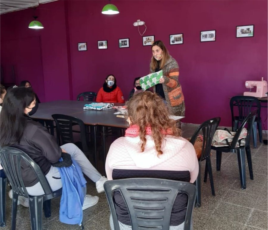 FOTO PRENSA COMUNA// SANTA FE M&Aacute;S// Se desarrolla el taller de costura creativa.