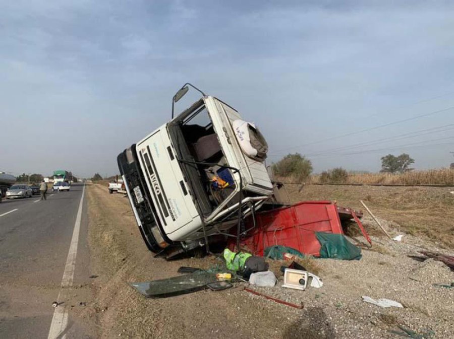 FOTO CADENA 3 FATAL. As&iacute; qued&oacute; el cami&oacute;n luego del mortal suceso en la ruta 19.