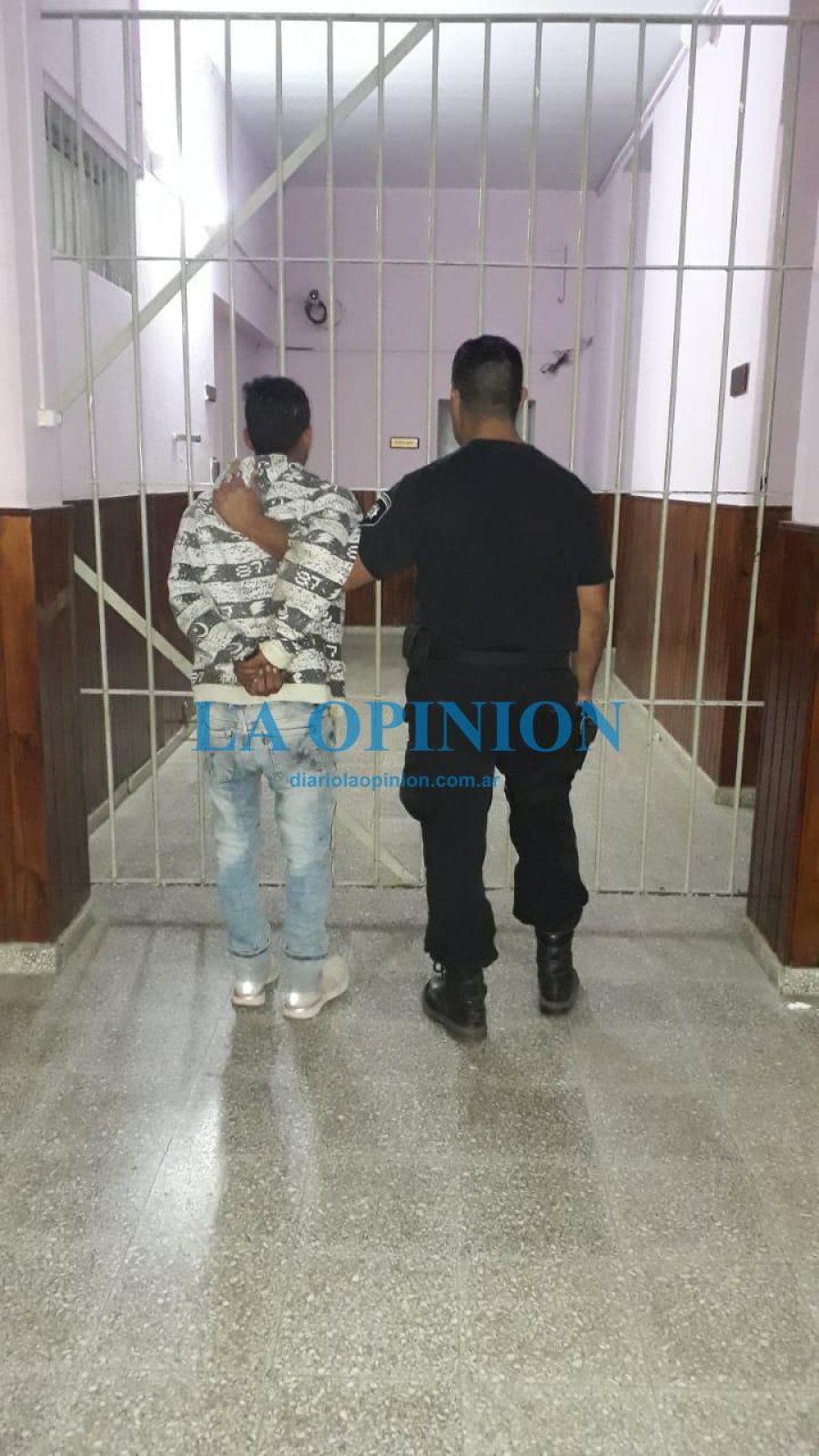 IMAGEN DE ARCHIVO. Un joven ingres&oacute; a la Alcaid&iacute;a local, al aguardo de un viaje a Santa fe.