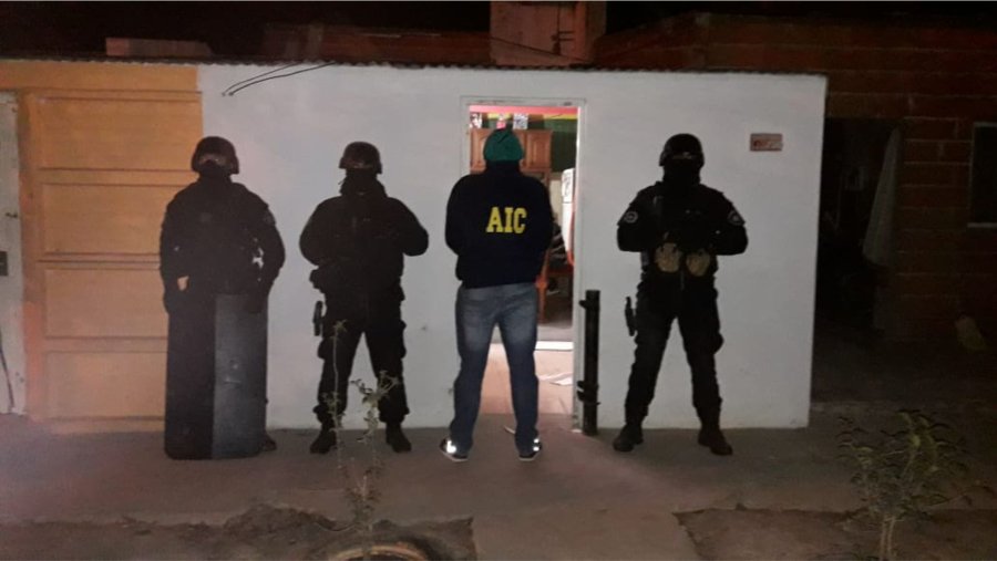 FOTO LA OPINION PROCEDIMIENTO. Los agentes de Investigaci&oacute;n Criminal irrumpen en la vivienda allanada.