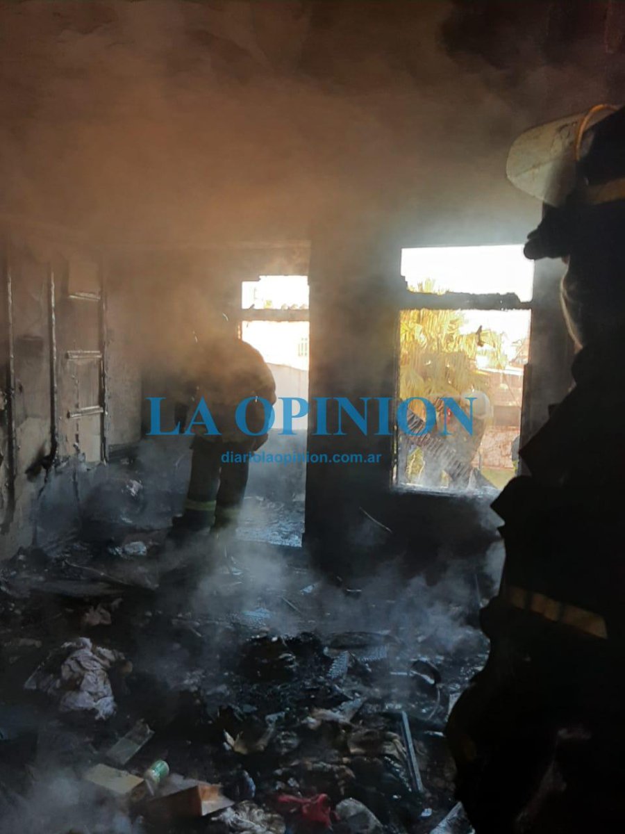 BOMBEROS EN ACCION.  En una vivienda de la calle Alvear, en nuestra ciudad.