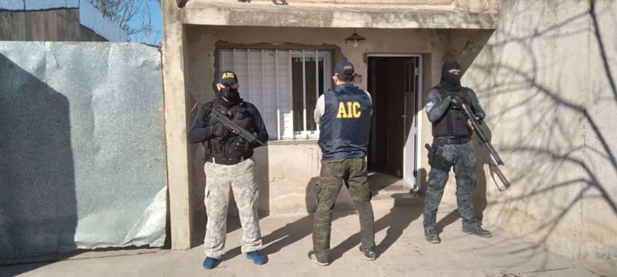 FOTO LA OPINION ALLANAMIENTO. Se procedi&oacute; a la detenci&oacute;n de dos hombres mayores de edad.