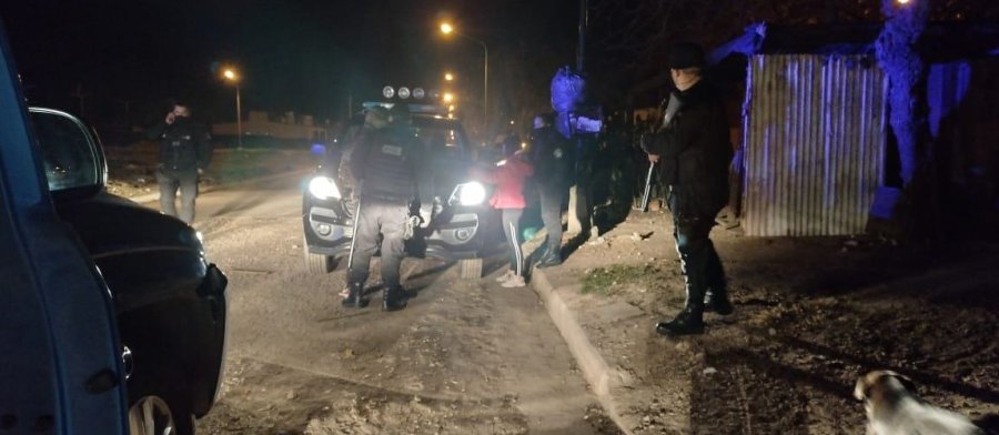 FOTO UR V PROCEDIMIENTO. Agentes del Comando detuvieron a los j&oacute;venes.