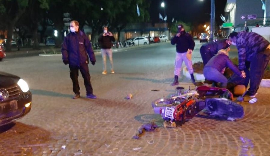 FOTO UR V MOTO DA&Ntilde;ADA. Los motociclistas resultaron lesionados.