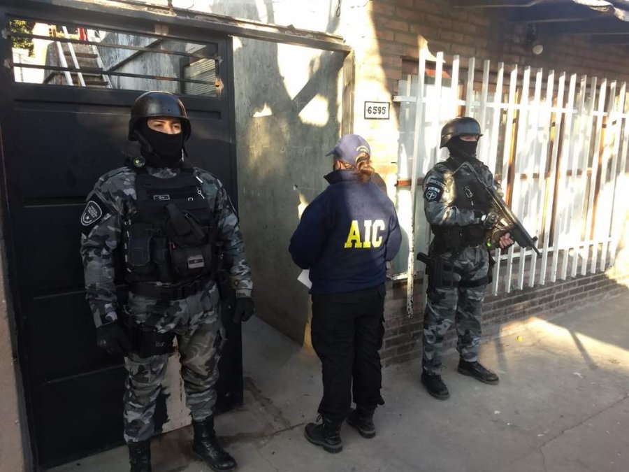 FOTO AIC 15 ALLANAMIENTOS. Los agentes requisaron la unidad carcelaria de Pi&ntilde;ero y viviendas de Rosario y Villa Gobernador G&aacute;lvez.