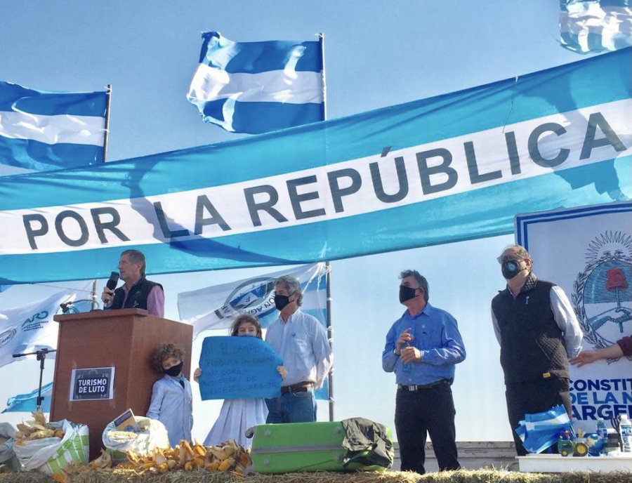 MULTITUD. Miles de productores participaron del acto central en San Nicol&aacute;s, donde hubo fuertes cr&iacute;ticas al Gobierno nacional. DIRIGENCIA. La Mesa de Enlace estuvo presente y seg&uacute;n Jorge Chemes "est&aacute; m&aacute;s fuerte que nunca".