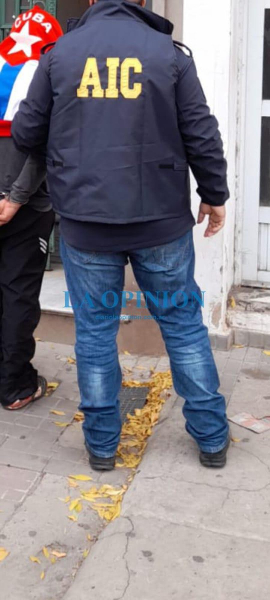 DETENIDO Y SECUESTRO. El presunto homicida, y el auto que fue hallado abandonado.