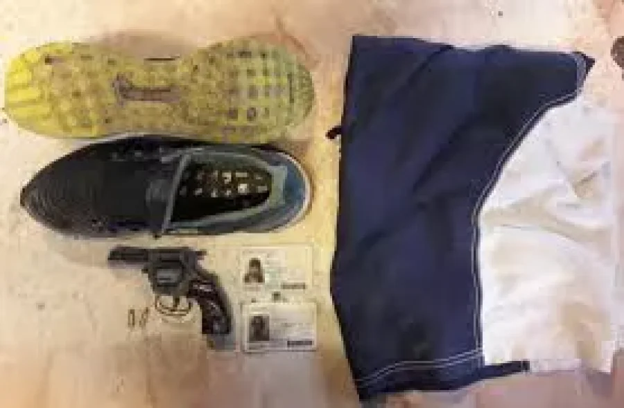 IMAGEN ARCHIVO. ARMA Y PRENDAS DE VESTIR.  Algo similar se busc&oacute;, y no fue hallado.
