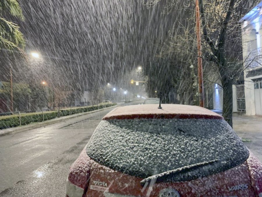 FOTO NA INVIERNO. La localidad bonaerense de Tres Arroyos amaneci&oacute; ayer cubierta de nieve.