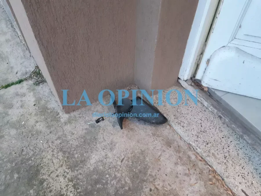 UN ESPEJO.  Fue hallado frente a una casa, y pertenecería a un automóvil.