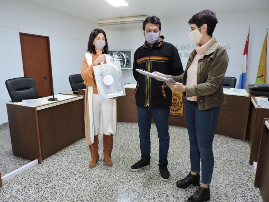 FOTO PRENSA CONCEJO MUNICIPAL// DISTINCI&Oacute;N// El reconocimiento fue entregado por Luciana Paredes y Andrea Ochat a Fernando Calamari.