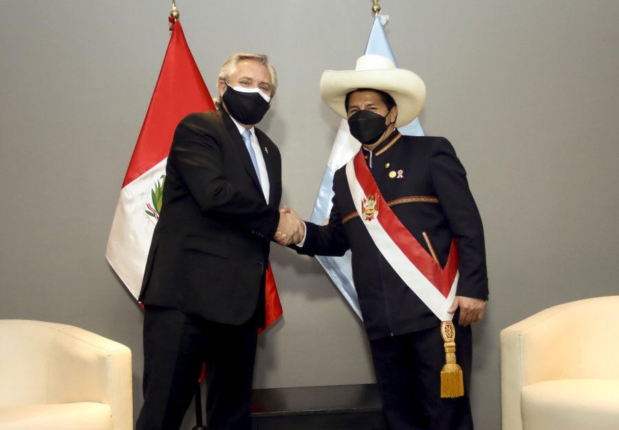 FOTO NA EN PERU. Fern&aacute;ndez particip&oacute; del acto de asunci&oacute;n del presidente Pedro Castillo.