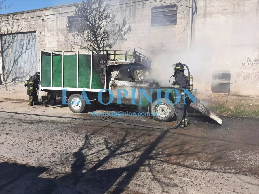 INCENDIO EN CAMIONETA.  Fue extinguido por Bomberos Zapadores de nuestra ciudad