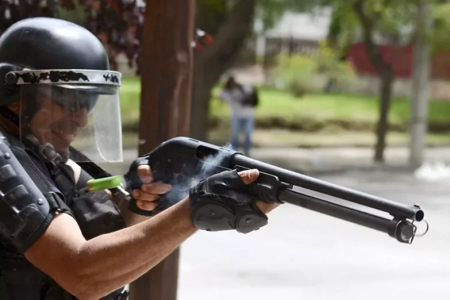 IMAGEN ARCHIVO. DISUACION. Se utiliz&oacute; un arma similar para calmar a los exaltados.