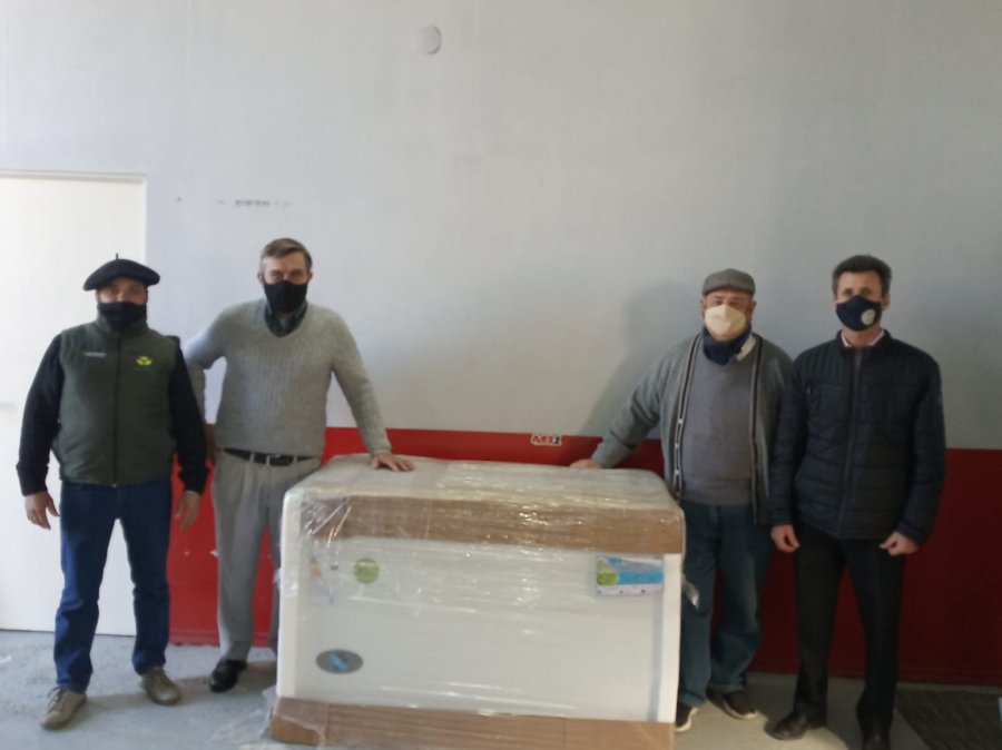 FOTO PRENSA COMUNA// ENTREGA// El jefe comunal junto a dirigentes del Centro Tradicionalista con el aporte recibido.