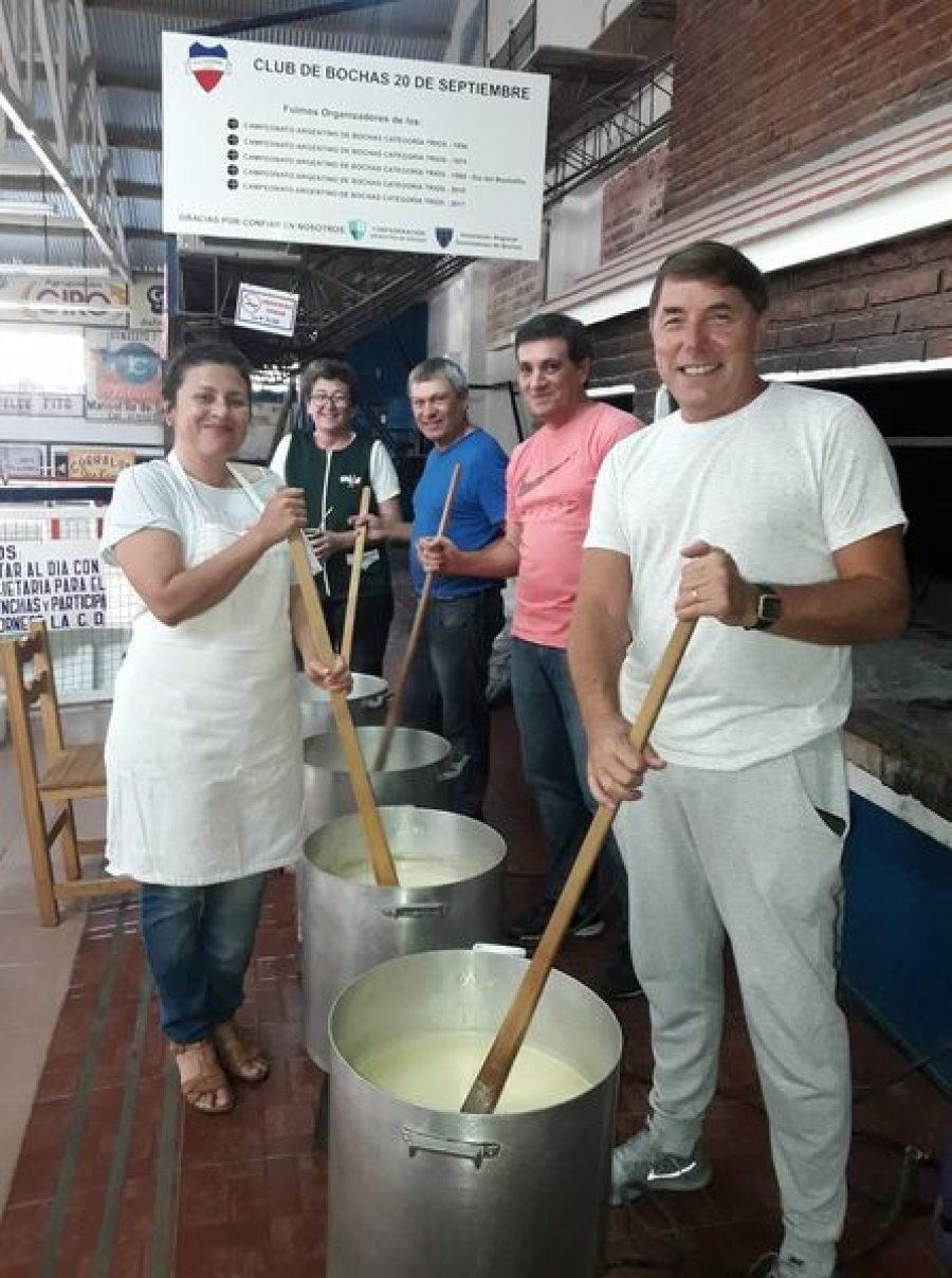 BAGNA CAUDA// Los hacedores de la exquisita salsa caliente, preparando las 700 porciones.
