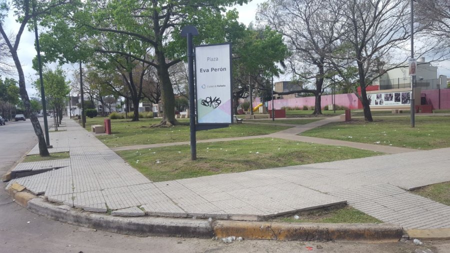 FOTOS PU PLAZA EVA PERON./ Lugar donde se har&aacute;n hoy los festejos del barrio. BICISENDA./ Calles Las Heras y Paraguay, cerca de la escuela Moreno.