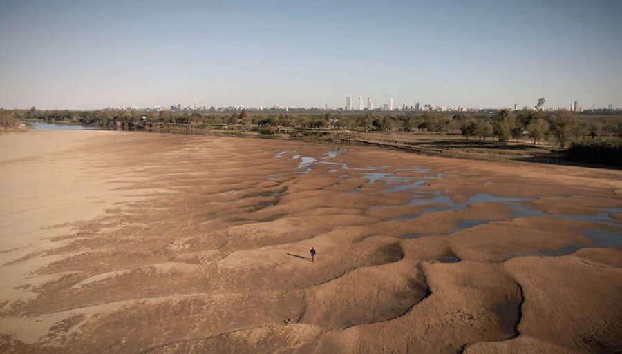 PARAN&Aacute;. Hay tramos del r&iacute;o que hoy pueden cruzarse a pie.