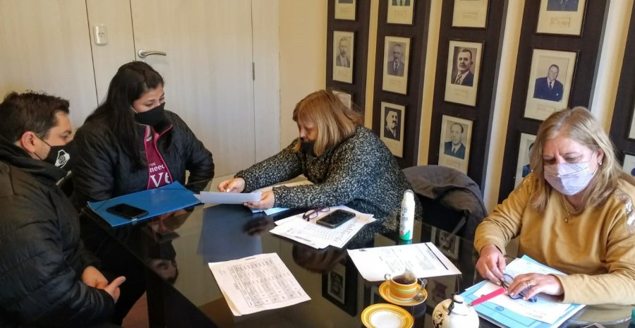 FOTO PRENSA COMUNA// RIPIO// La vía de comunicación que conduce a la planta láctea. VIVIENDAS// Funcionarias provinciales entrevistaron a beneficiarios.