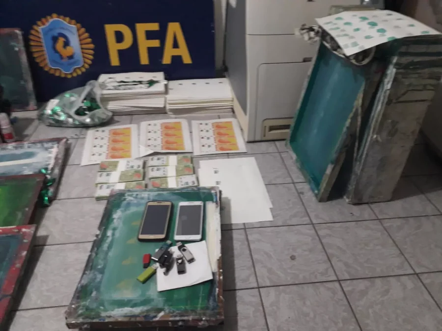 LO SECUESTRADO. Parte de lo que mostr&oacute; la Polic&iacute;a actuante.