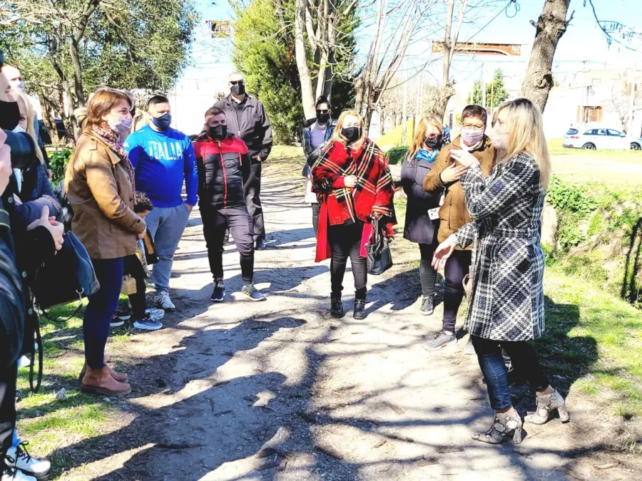 EN VILLA CONSTITUCION. Mar&iacute;a de los Angeles Sacnun se reuni&oacute; con vecinos.