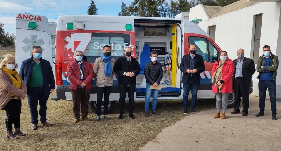 FOTO PRENSA AC// FRONTERA. Fue entregada una ambulancia al SAMCo local. JOSEFINA. Recorrieron obras en dos escuelas.