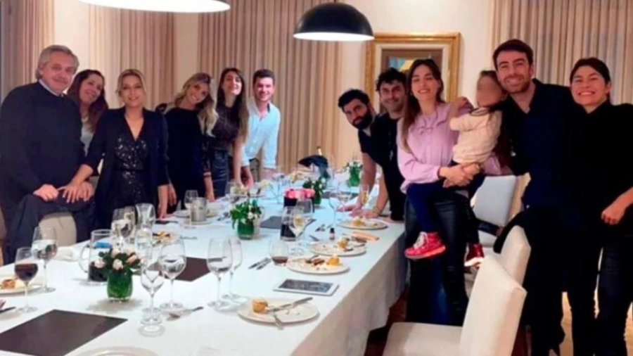 FOTO REDES POLEMICA. La oposici&oacute;n amenaza con hacerle juicio pol&iacute;tico al presidente Fern&aacute;ndez.
