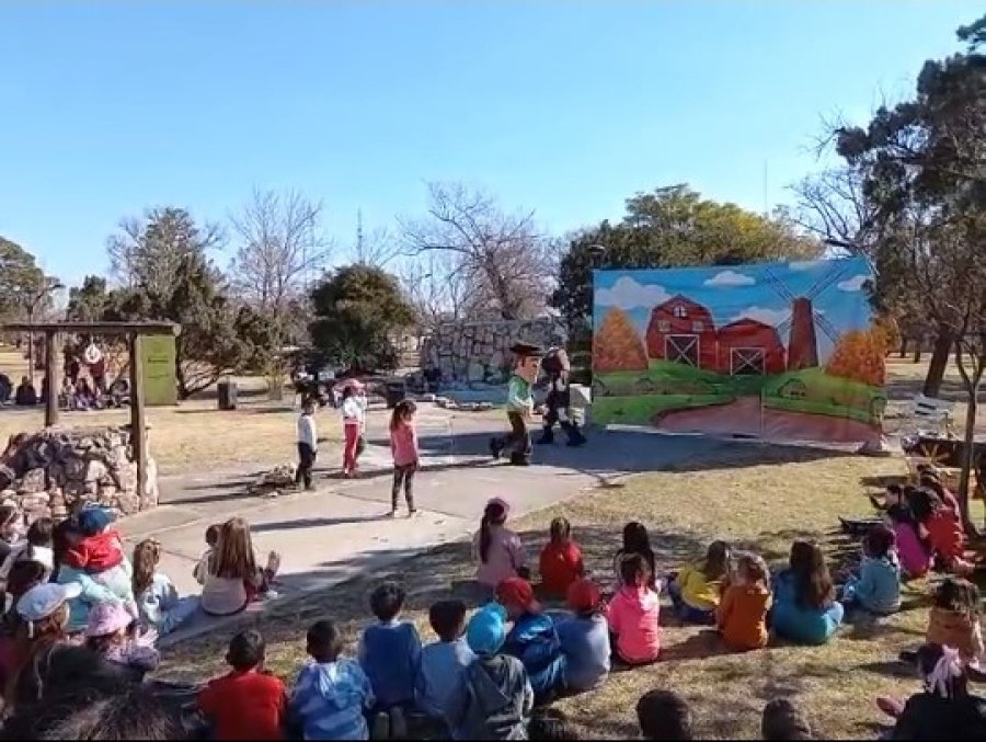 FOTO PRENSA COMUNA// D&Iacute;A DE LAS INFANCIAS//Se llev&oacute; a cabo una celebraci&oacute;n respetando las disposiciones sanitarias en vigencia. ENTREGA DE CR&Eacute;DITOS// Un instante del acto cumplido en la ciudad de Rafaela.