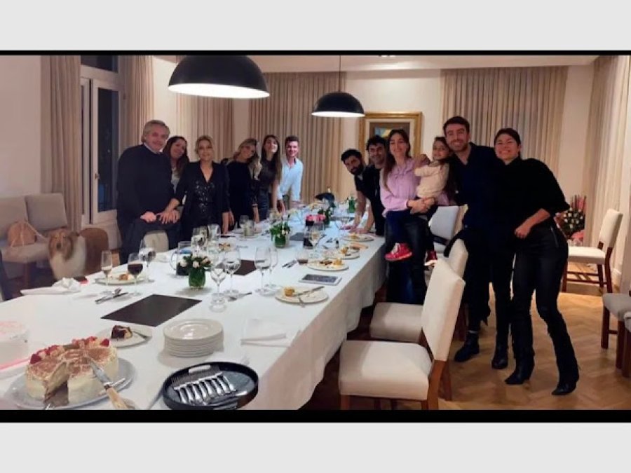 FOTO ARCHIVO LA CENA. La foto que abri&oacute; una crisis en el Gobierno.