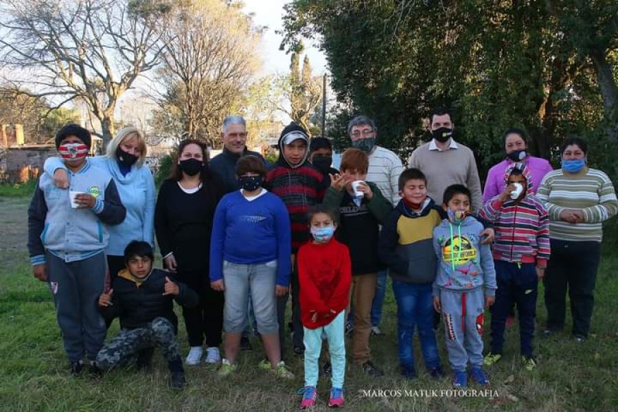 FOTO M. MATUK// MERIENDA SOLIDARIA//Familia Hebenstreit, integrantes del Rotary Club, Mauro Gilabert y colaboradores.