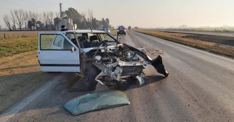 FOTO UR V FIAT UNO. El veh&iacute;culo transitaba en sentido norte-sur, a la inversa del Renault 9 y el cami&oacute;n Ford Cargo.