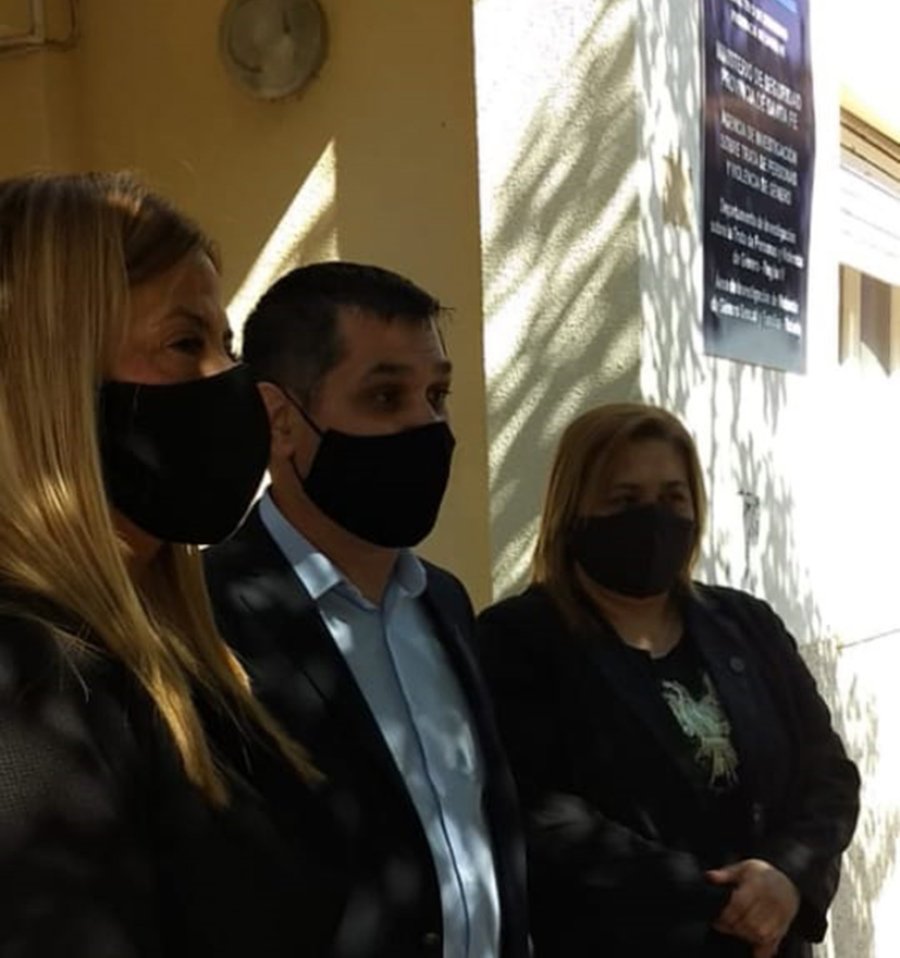 FOTO LA OPINION HICIERON EL ANUNCIO. Doris Abdala, Carlos Zoratti y Anal&iacute;a Noval.