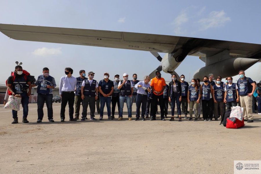 FOTO TWITTER CASCOS BLANCOS DESEMBARCO. La Misi&oacute;n de Cascos Blancos en el aeropuerto de Puerto Pr&iacute;ncipe, con Scarinci primero a la derecha.
