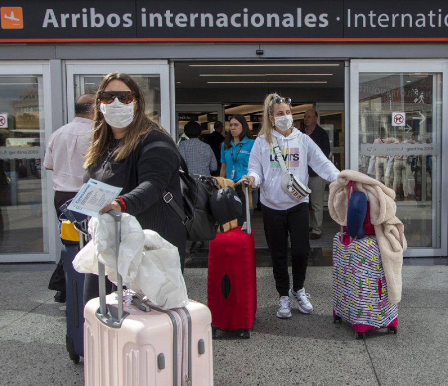 FOTO NA MIGRACIONES. Viajeros regresan al Aeropuerto Internacional de Ezeiza.