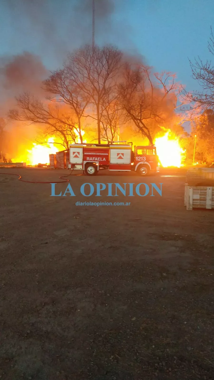 INCENDIO EN LA CIUDAD. Trabajan Bomberos, en pos de extinguir el fuego.