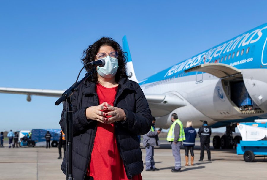 FOTO NA MINISTRA. Carla Vizzotti en Ezeiza tras regresar de Mosc&uacute;.